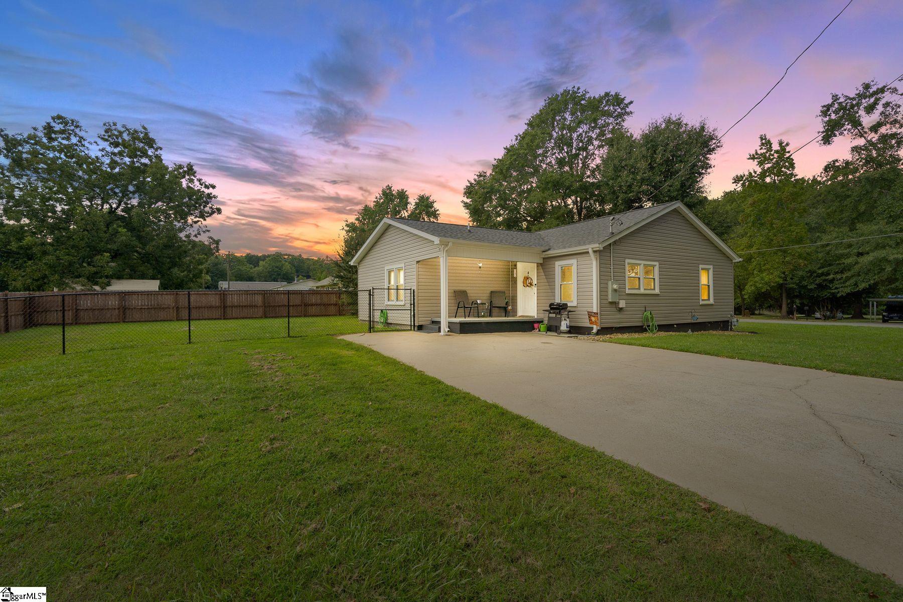 136 Dodd Street Wellford, SC 29385 - Photo 3 of 23