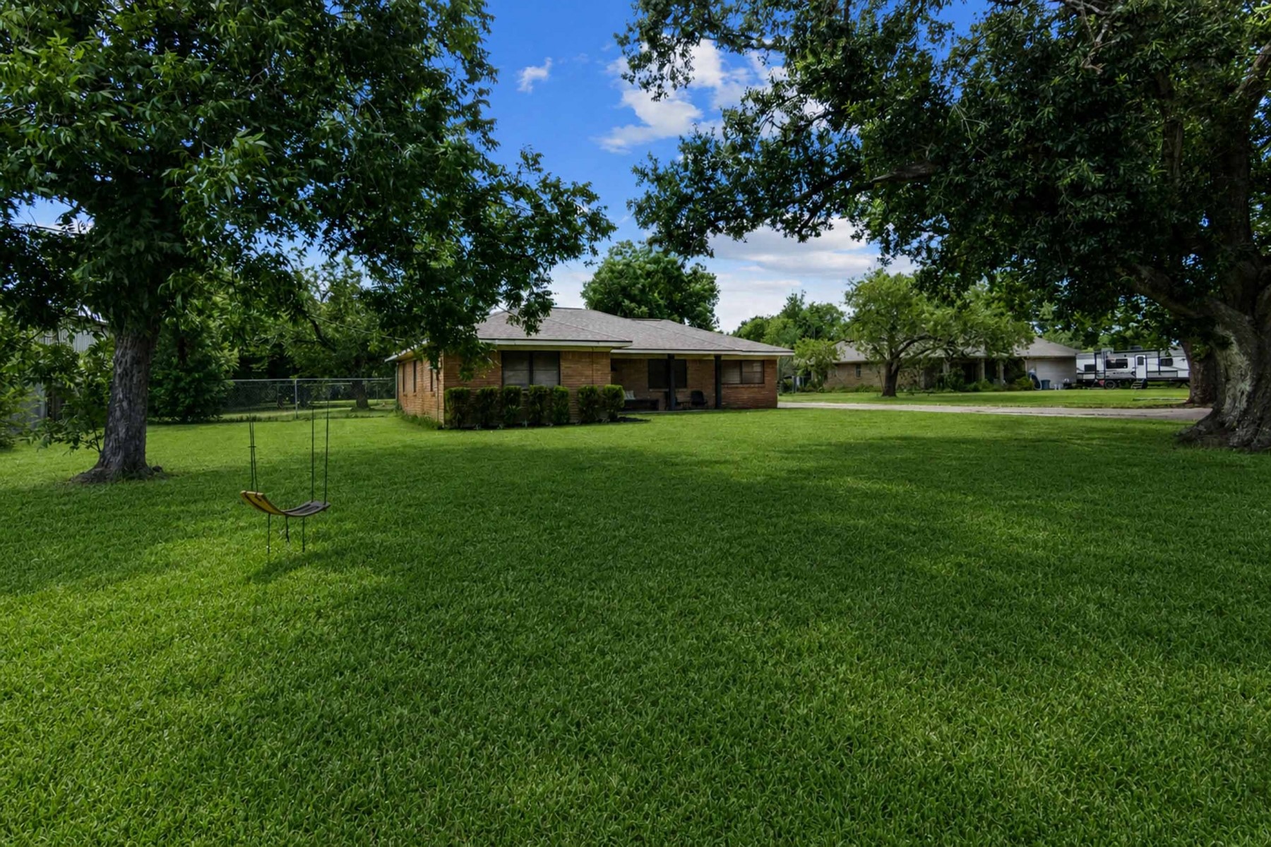 2926 Beverly Road Pasadena, TX 77503 - Photo 3 of 23 Home sits in center of property.