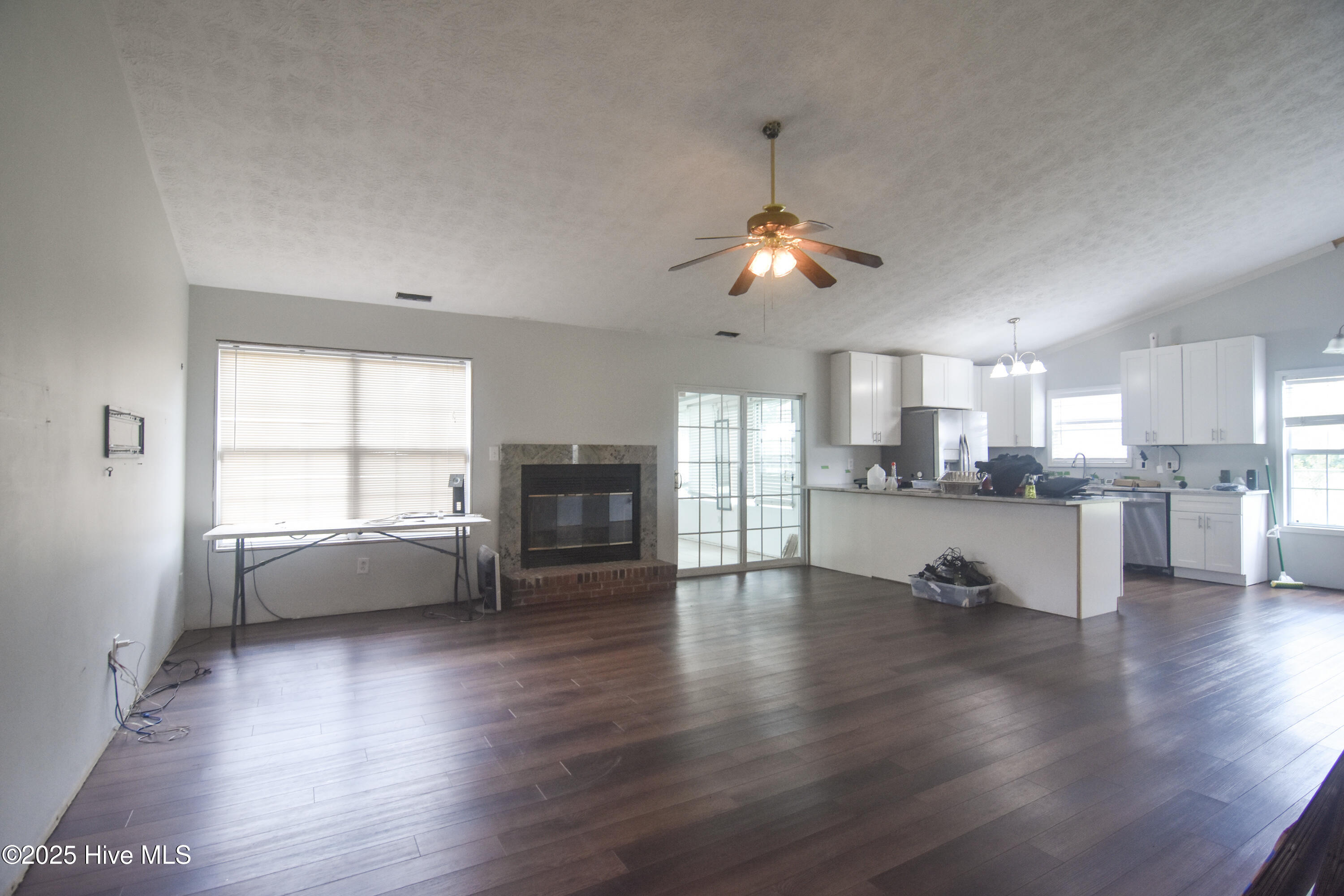 409 Rice Lane Havelock, NC 28532 - Photo 4 of 25 Living Room