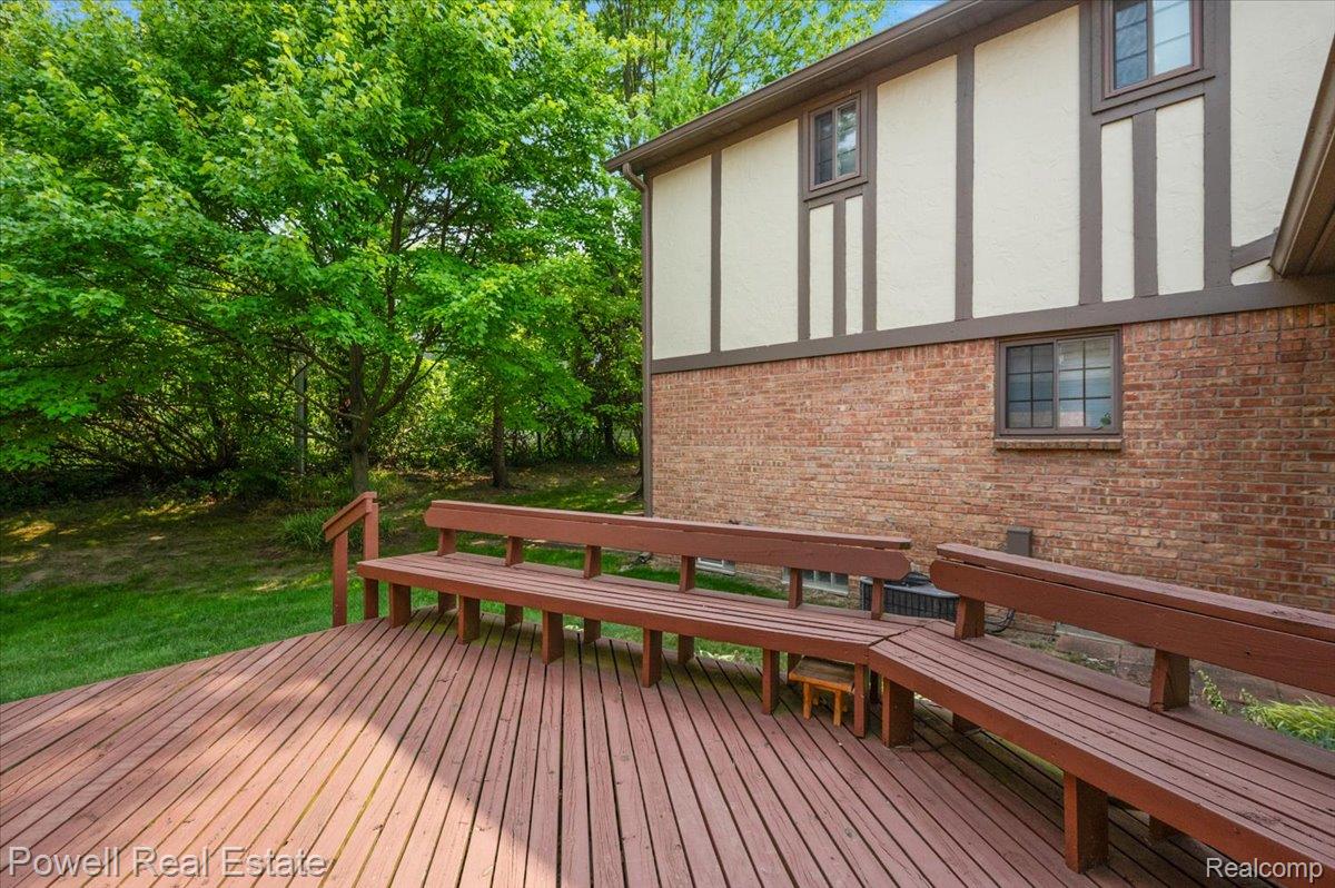 1938 Allenway Court Rochester, MI 48309 - Photo 21 of 39 Expansive deck featuring built-in seating, direct exterior access. (3 of 3)
