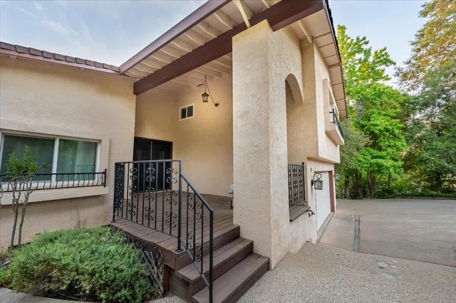 a view of entryway with flower plants