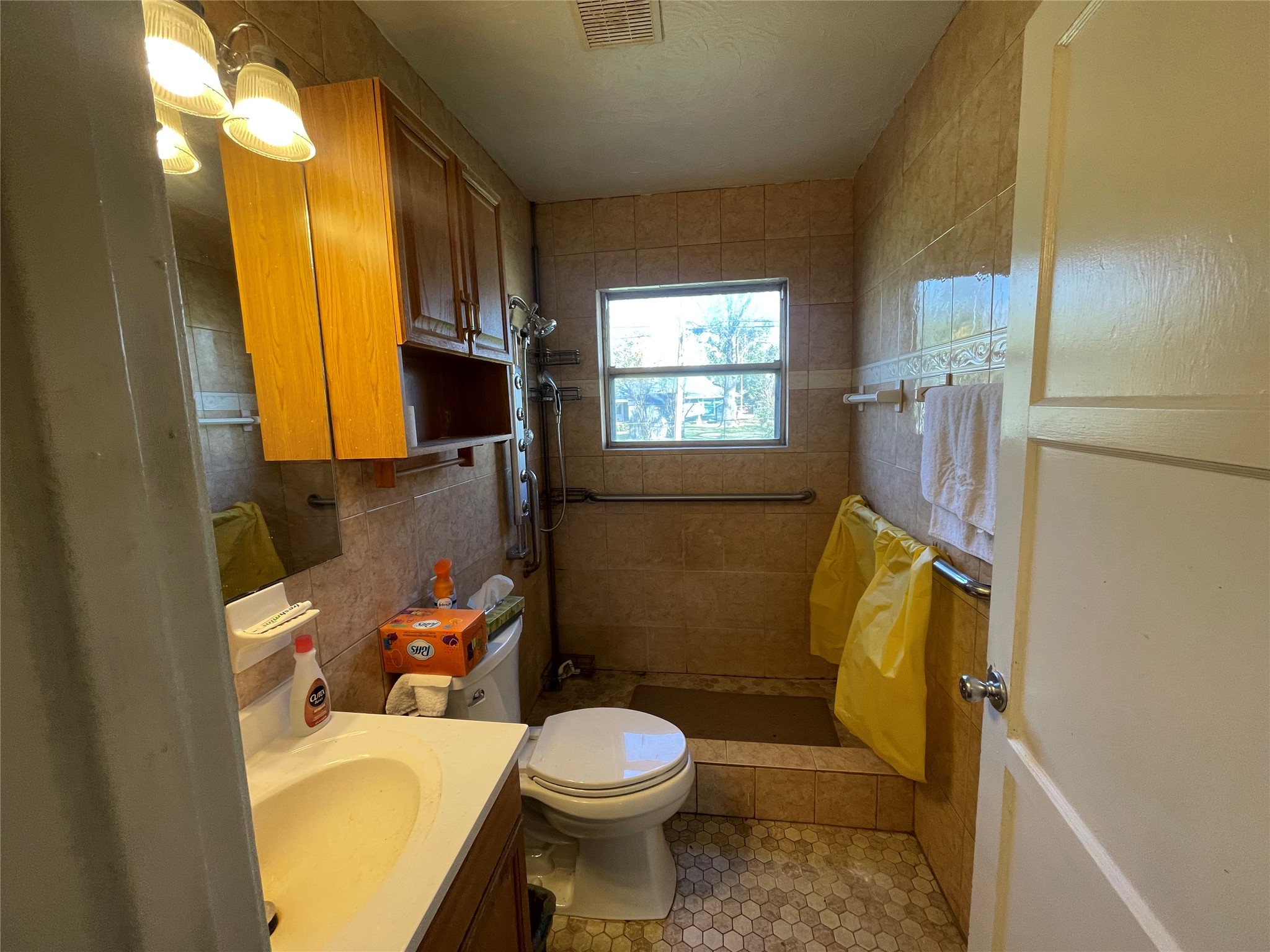 6642 Teluco Street Houston, TX 77055 - Photo 11 of 27 a bathroom with a sink toilet and shower
