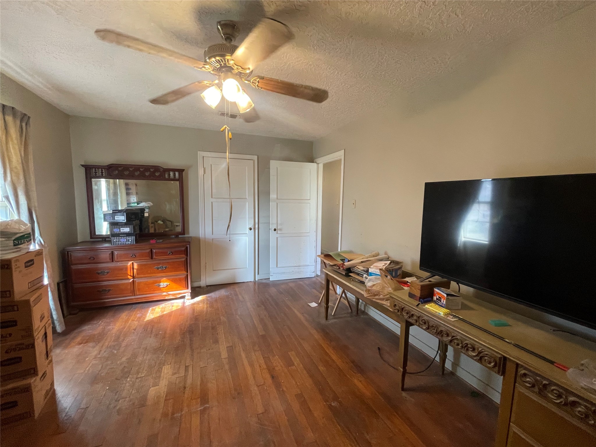 6642 Teluco Street Houston, TX 77055 - Photo 15 of 27 a living room with furniture and a flat screen tv