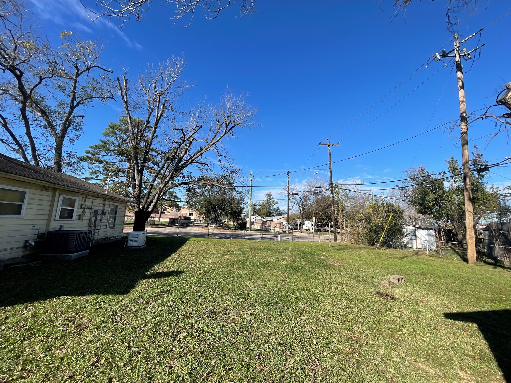 6642 Teluco Street Houston, TX 77055 - Photo 17 of 27 a view of a backyard of the house