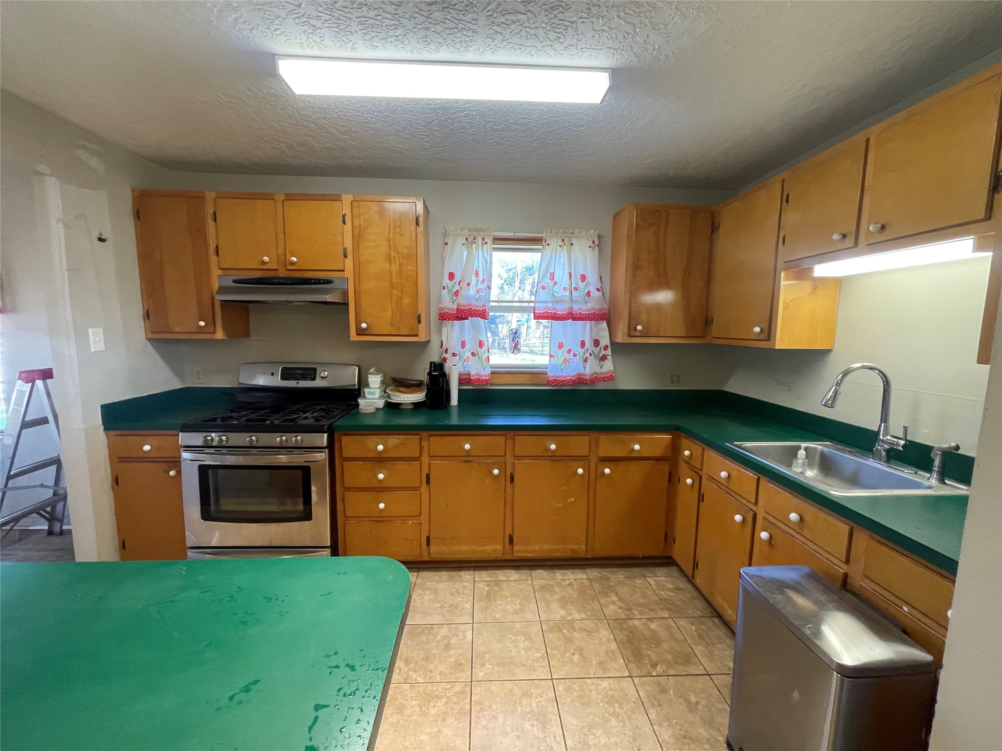 6642 Teluco Street Houston, TX 77055 - Photo 7 of 27 a kitchen with stainless steel appliances granite countertop a sink stove and cabinets