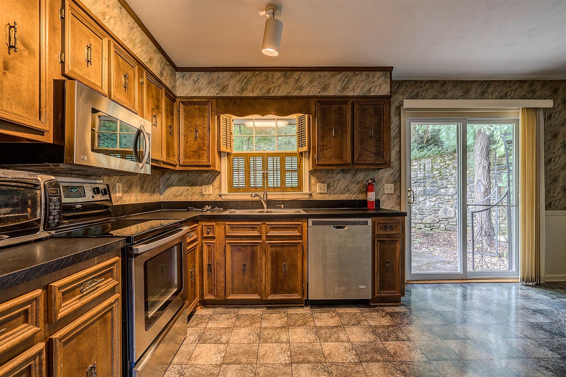 306 Highfield Road Salem, VA 24153 - Photo 9 of 26 07-DSC00036_37_38_39_40