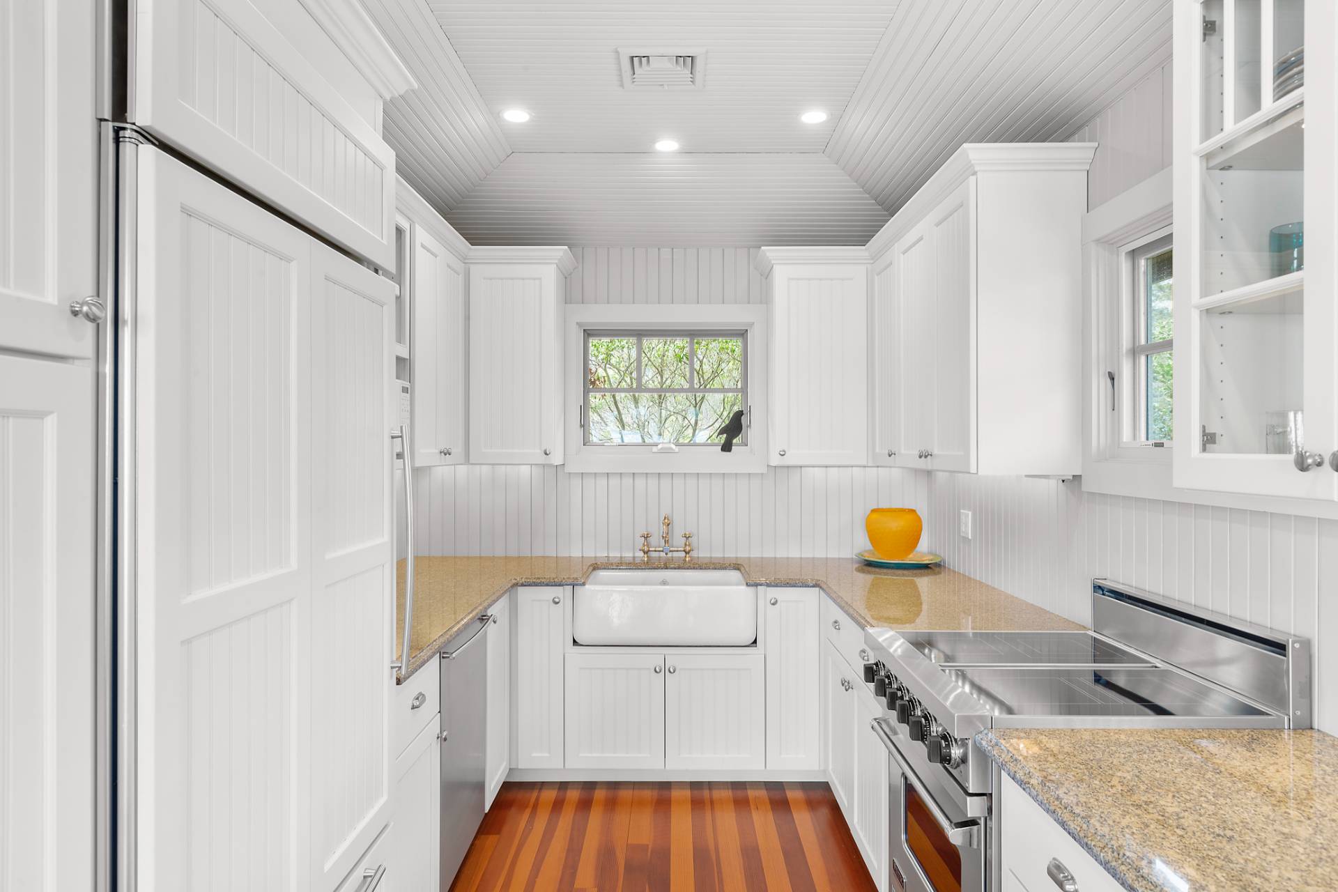 26 Duke Drive East Hampton, NY 11937 - Photo 9 of 20 a kitchen that has a sink and a stove in it