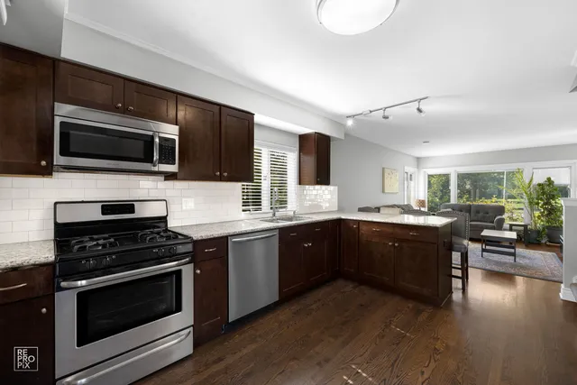 $3,100 | 441 South West Avenue, Elmhurst, IL 60126