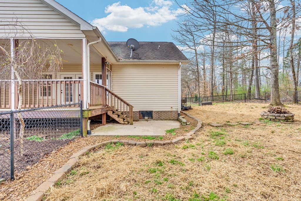 821 Honeysuckle Lane Sparta, TN 38583 - Photo 5 of 25 a view of wooden house with wooden fence
