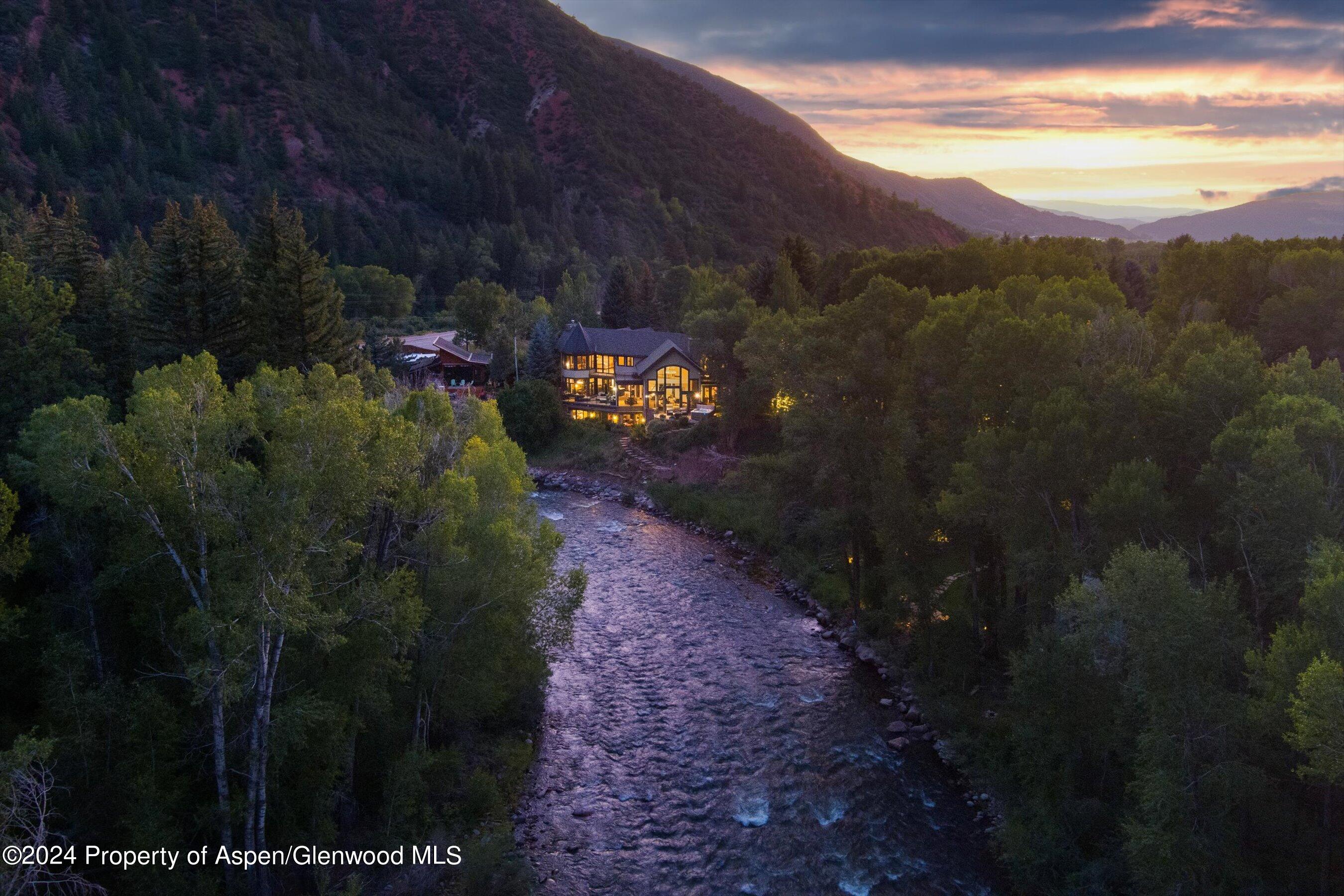 a view of a back yard