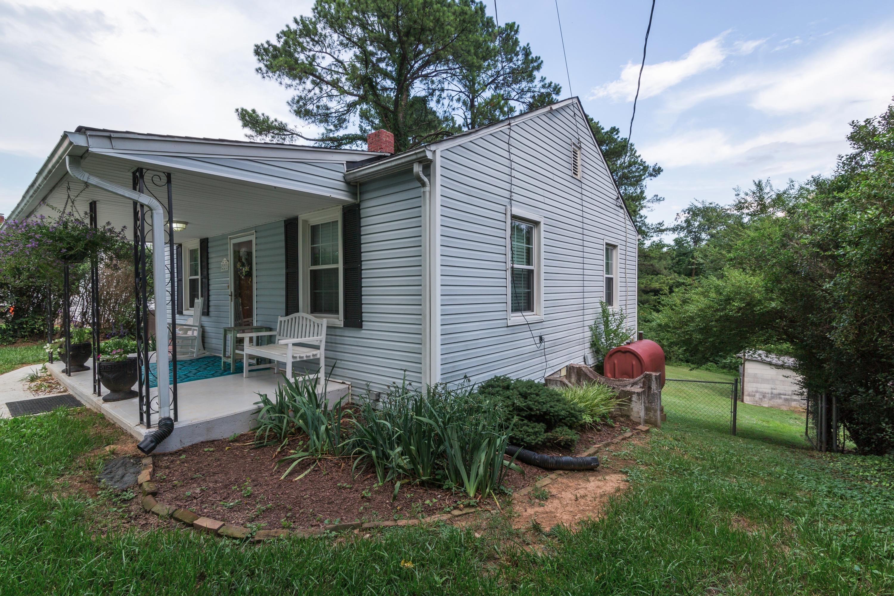221 Highland Road Vinton, VA 24179 - Photo 2 of 19 002-238483-2-221 highland rd-17_5273283