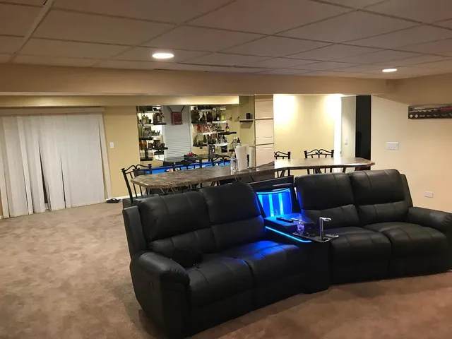 $465,000 | 121 Chatsworth Circle, Schaumburg, IL 60194