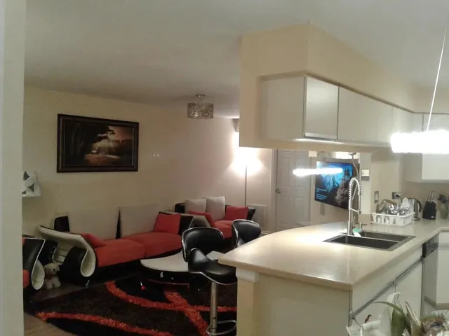 $465,000 | 121 Chatsworth Circle, Schaumburg, IL 60194