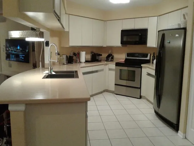 $465,000 | 121 Chatsworth Circle, Schaumburg, IL 60194