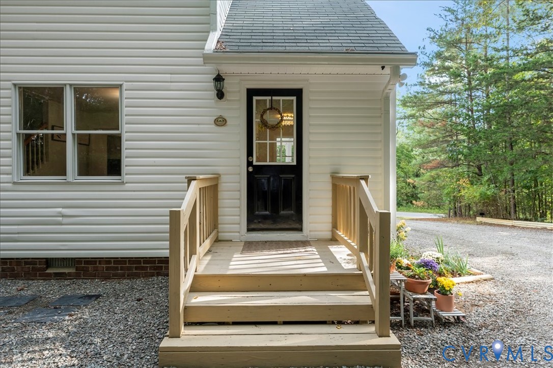 1359 Pine Creek Ridge Drive Powhatan, VA 23139 - Photo 17 of 48 back entry into mud/laundry room