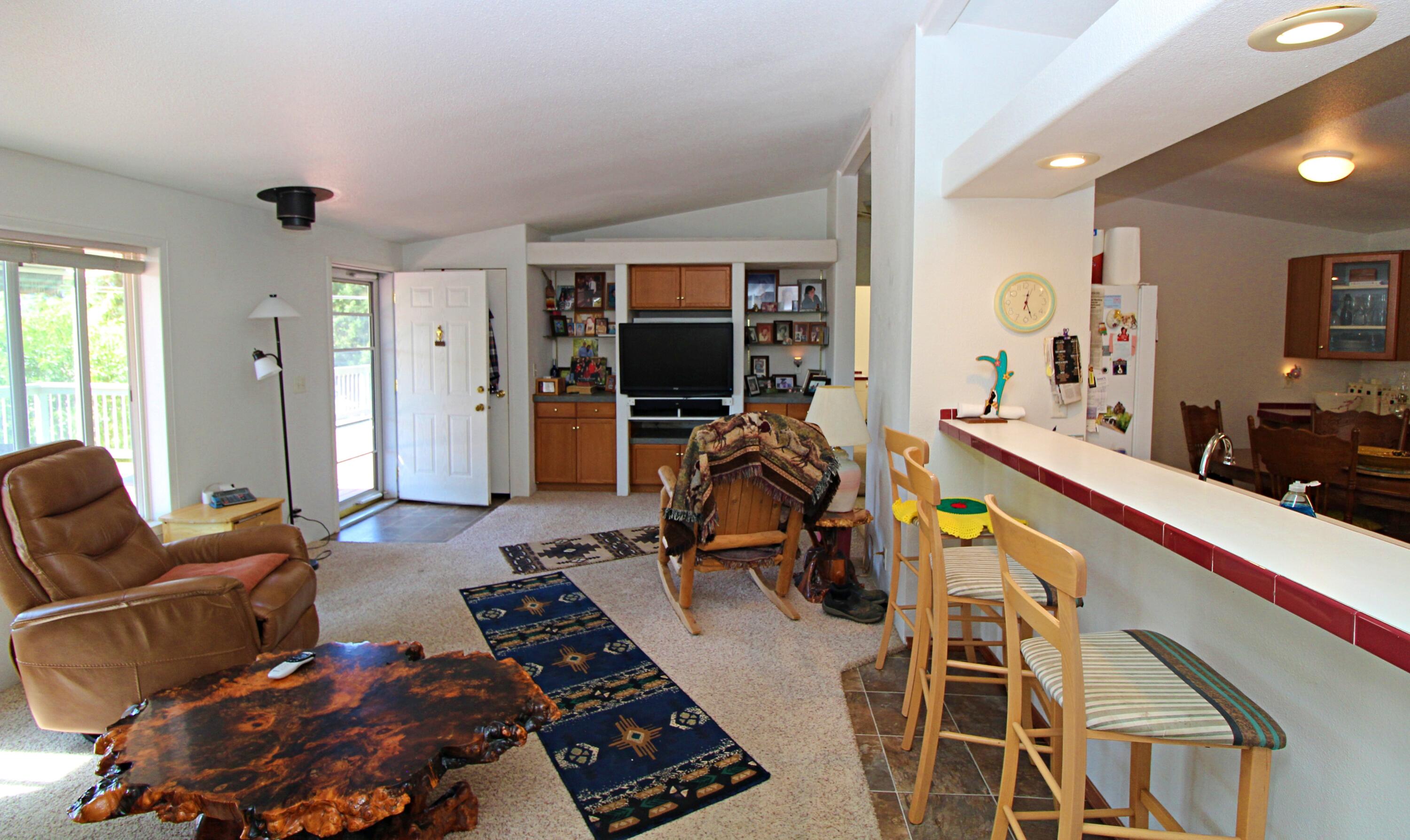 7732 North Applegate Road Grants Pass, OR 97527 - Photo 13 of 40 Living room