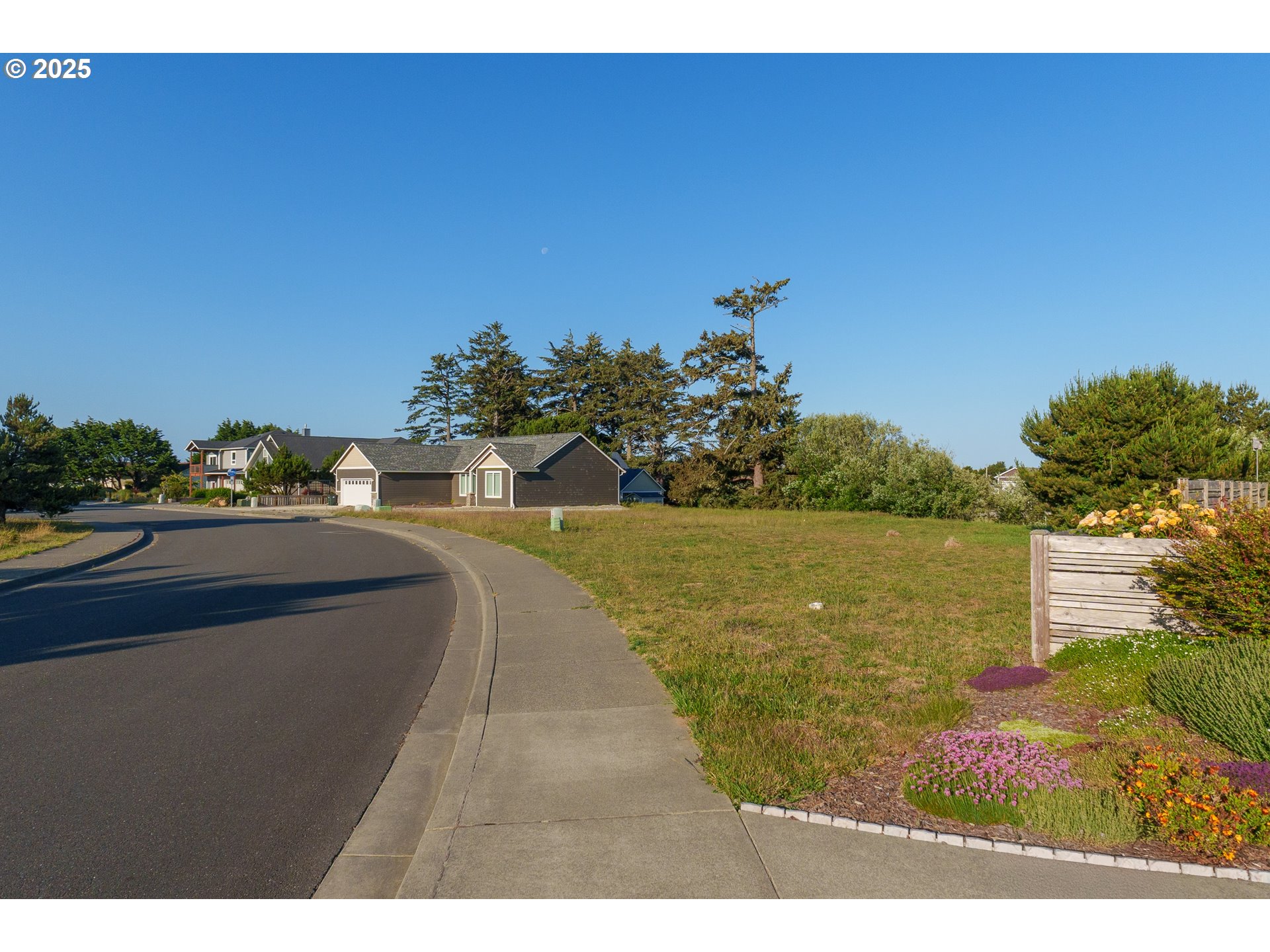 2745 Lincoln Avenue Bandon, OR 97411 - Photo 4 of 8