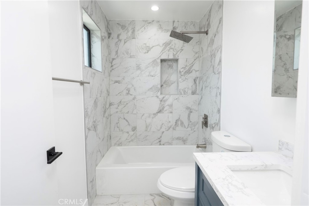 1571 Ricardo Street, Unit 2 Los Angeles, CA 90033 - Photo 16 of 29 a bathroom with a toilet and a bathtub