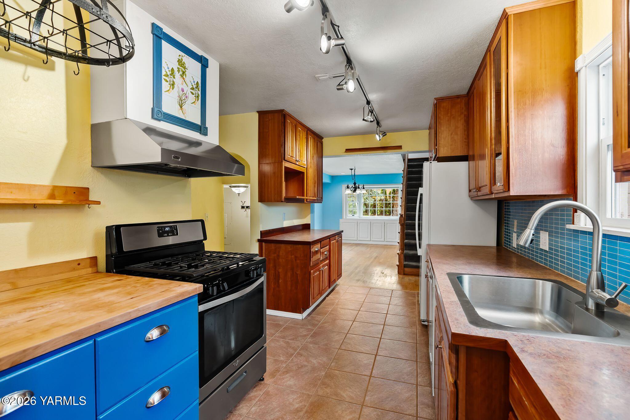 702 South 30th Avenue Yakima, WA 98902 - Photo 9 of 30 Kitchen