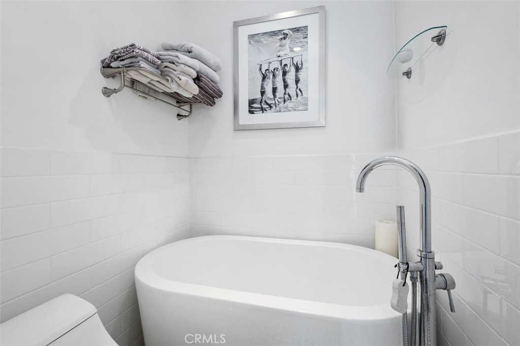 263 Upland Road Laguna Beach, CA 92651 - Photo 30 of 56 Upstairs Bath