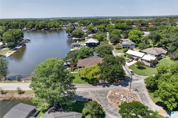 $1,400,000 | 210 Royal George Circle, McQueeney, TX 78123