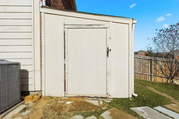 a view of a house with backyard