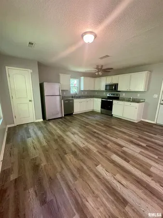 $2,100 | 4432 North Michigan Avenue, Davenport, IA 52806