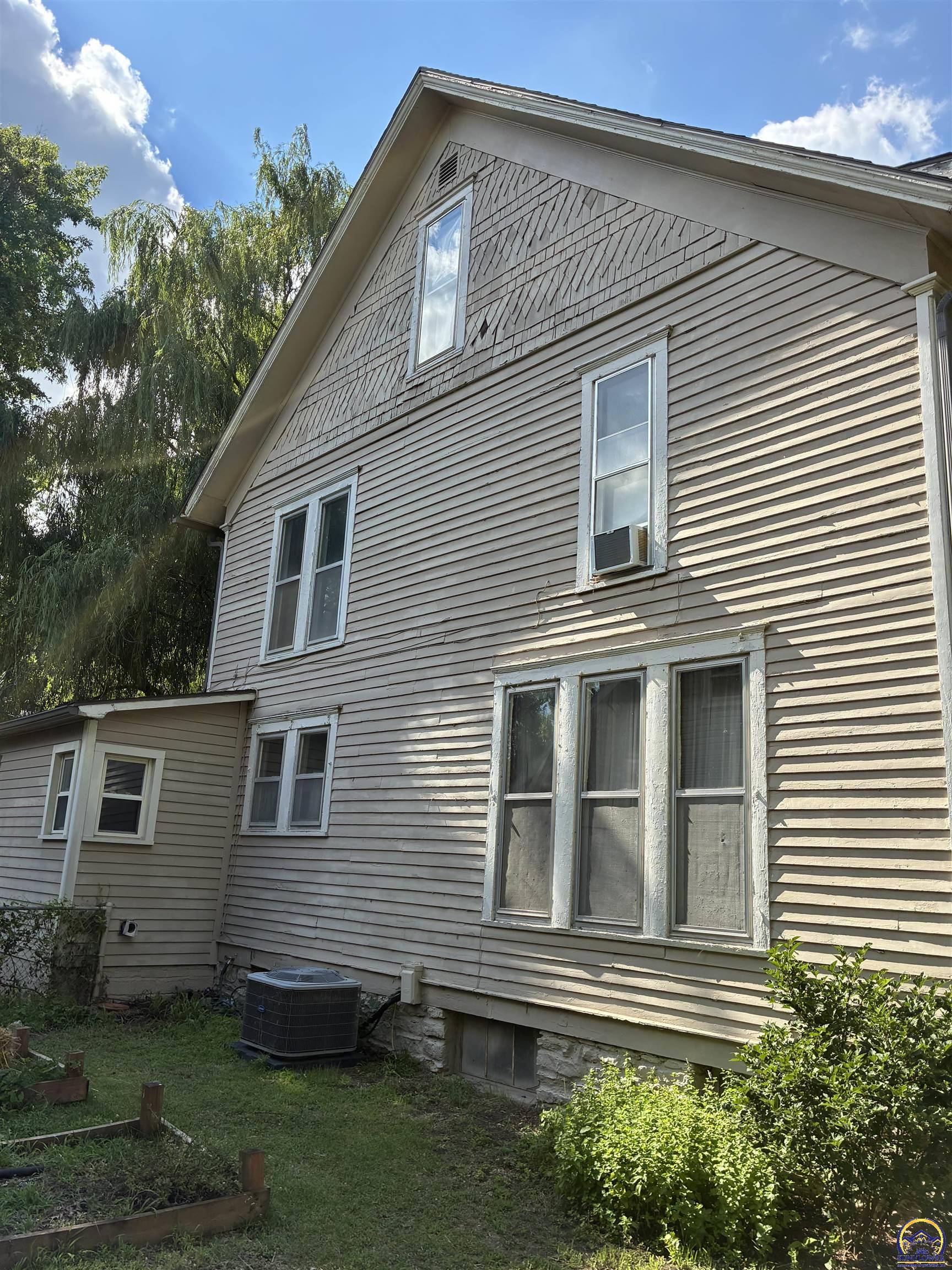 1279 Southwest MacVicar Avenue Topeka, KS 66604 - Photo 2 of 34