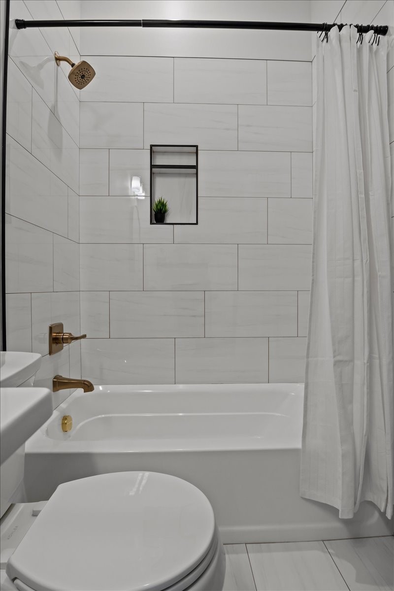 795 Jason Chapel Road Dickson, TN 37055 - Photo 20 of 35 a bathroom with a bathtub and shower