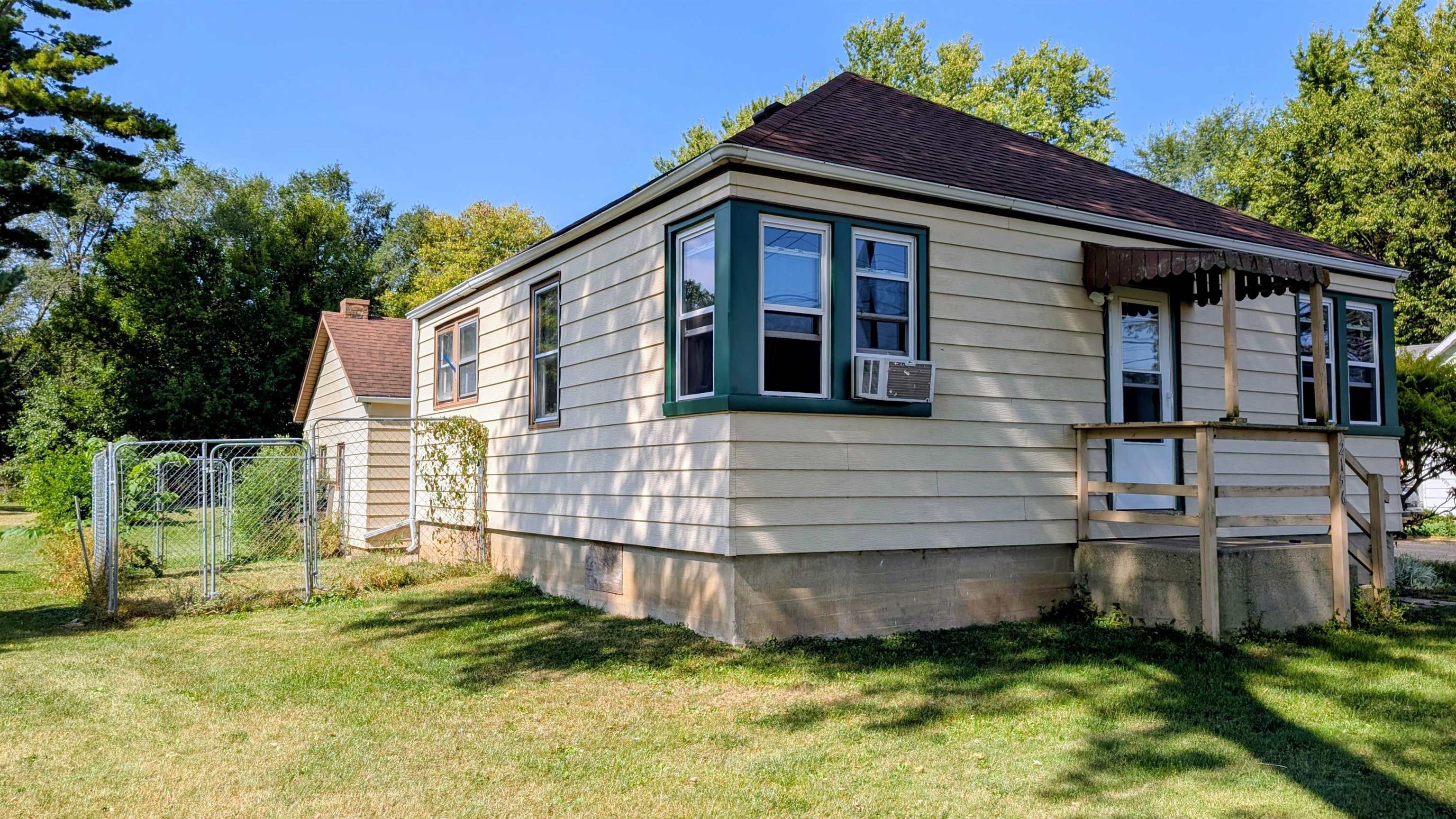 a view of backyard with a garden and plants