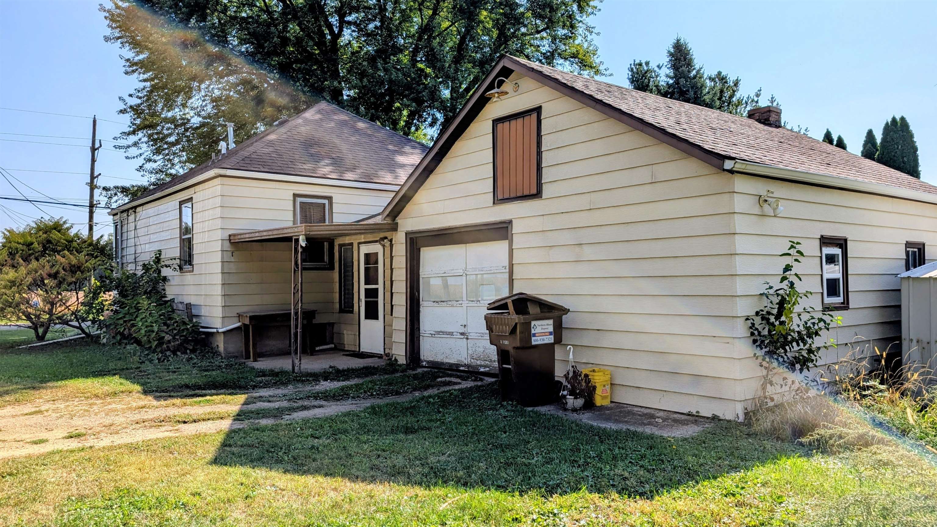 2156 North Leaf River Road Mount Morris, IL 61054 - Photo 17 of 21 a front view of a house with garden