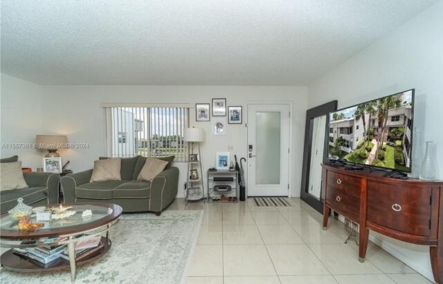 185 Normandy Lane, Unit D Delray Beach, FL 33484 - Photo 6 of 62 185 Normandy D Living Room:Entry