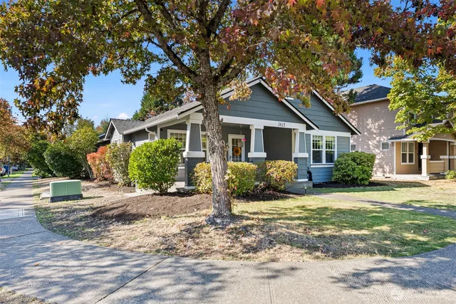 a view of a house with a yard
