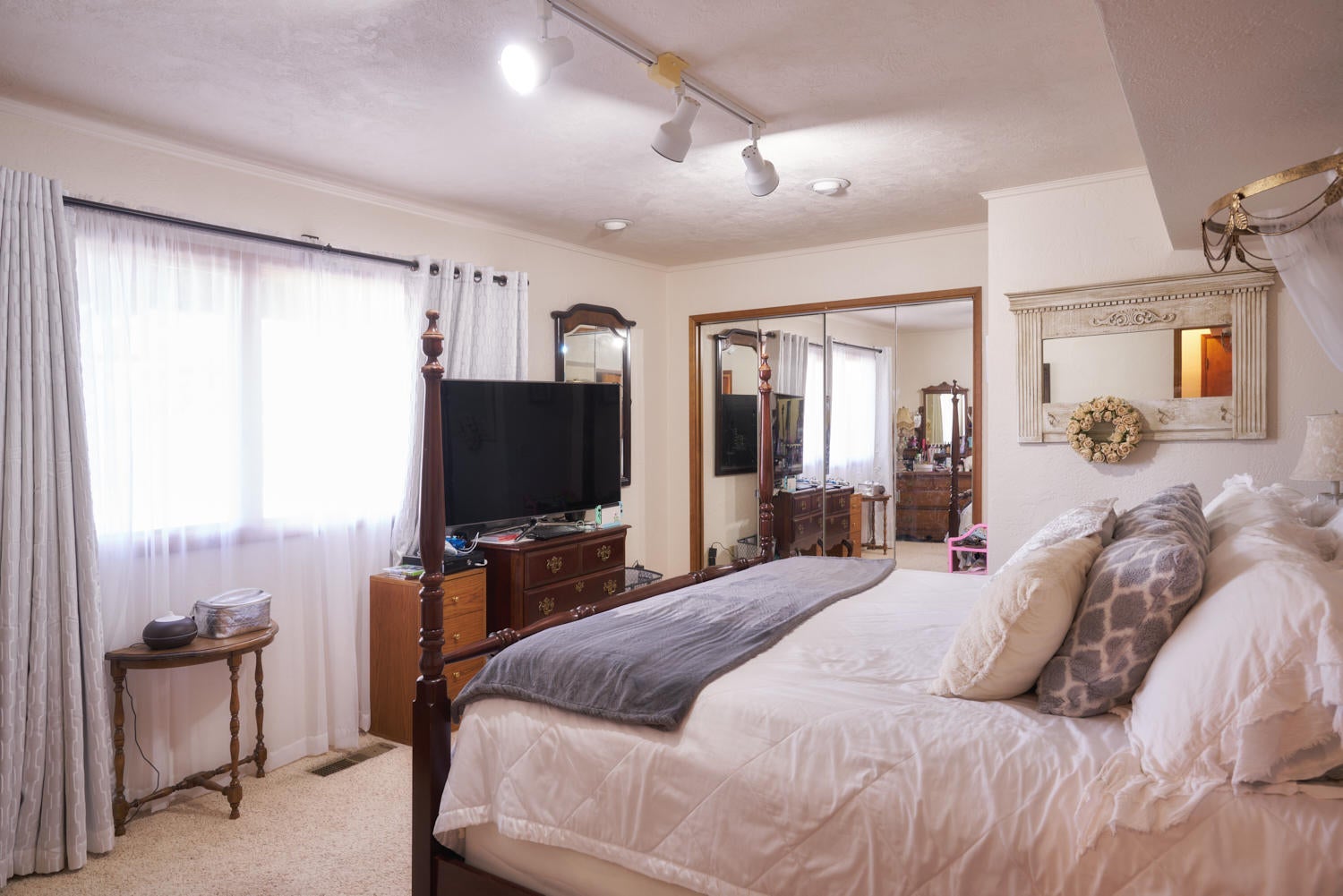 150 Nick Young Road Eagle Point, OR 97524 - Photo 27 of 41 Guest room off of the family room, great for 2 family set up.