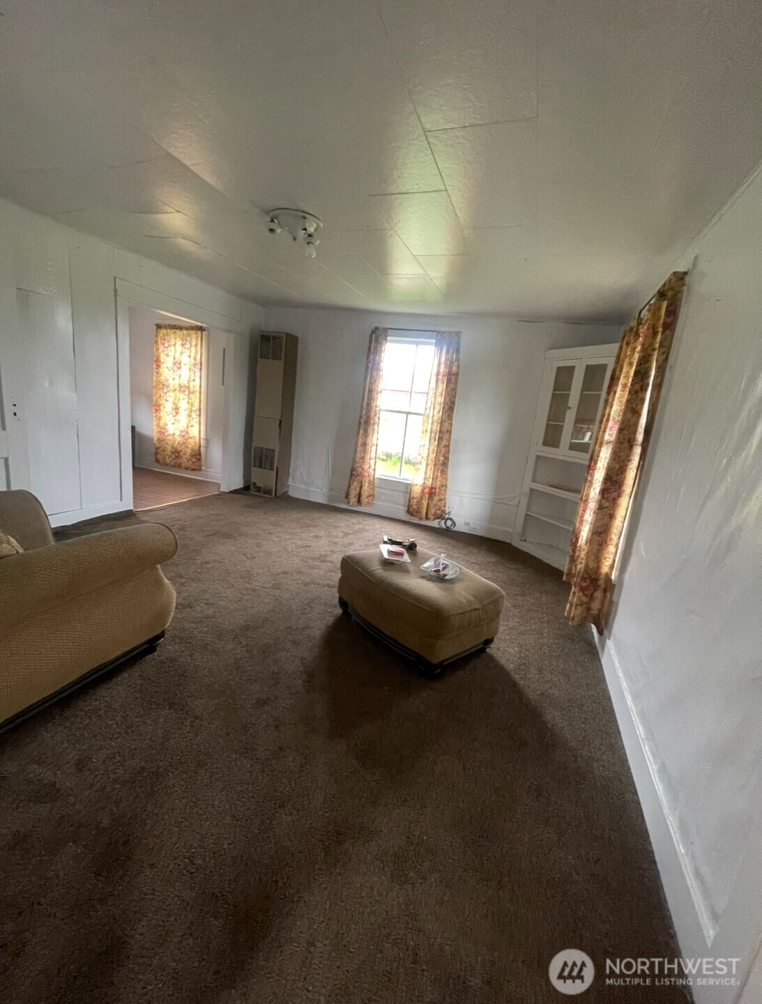 1024 SR 6 Raymond, WA 98577 - Photo 2 of 9 a view of a livingroom with furniture