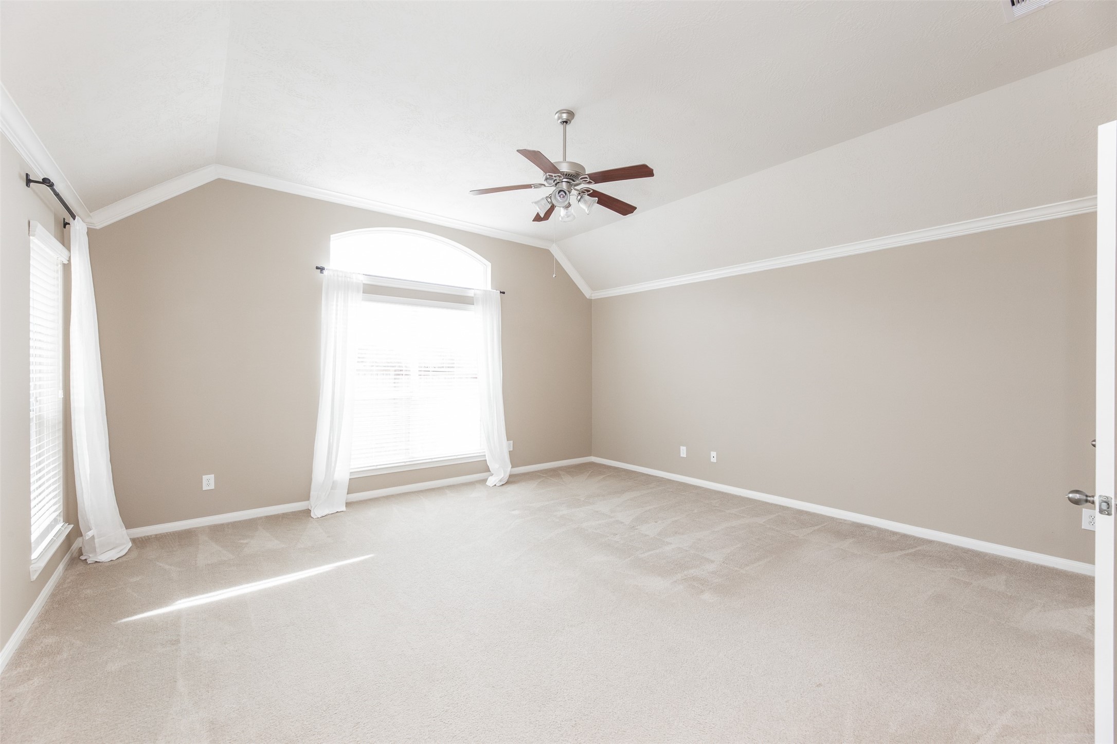 25919 Pebble Terrane Lane Katy, TX 77494 - Photo 17 of 28 an empty room with windows and fan
