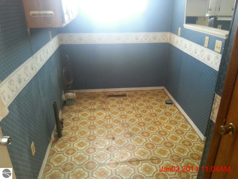 2121 Howard City Edmore Road Six Lakes, MI 48886 - Photo 9 of 14 1779977-8.JPG