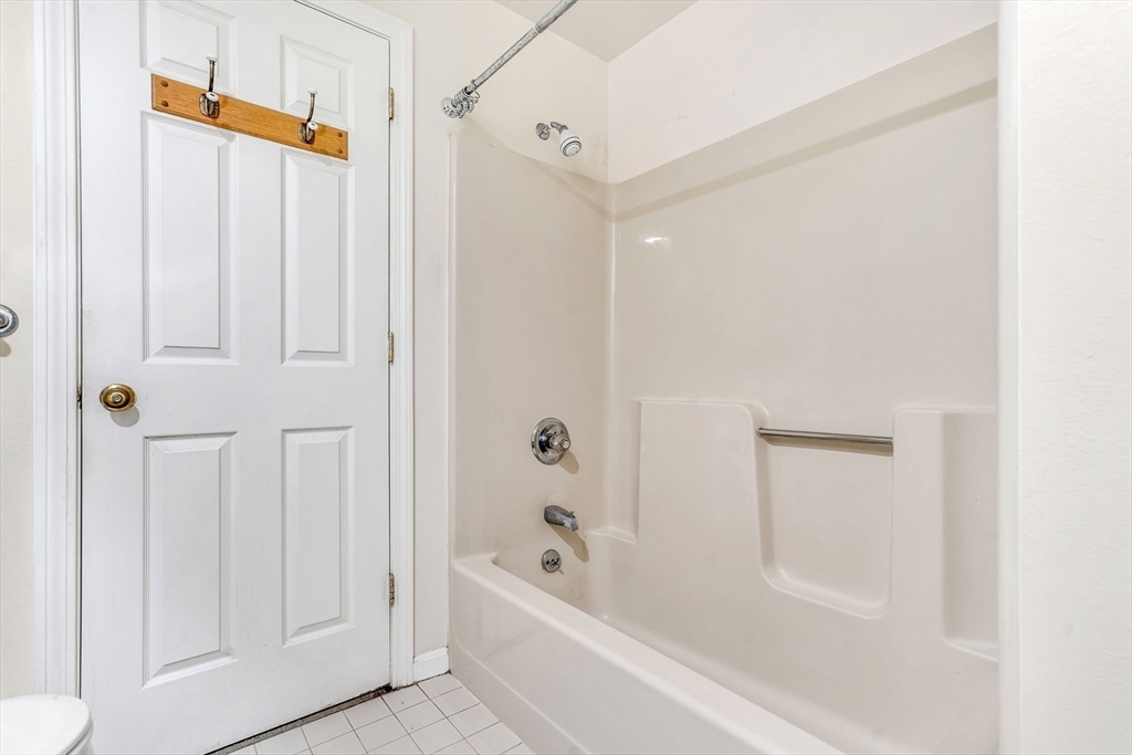 4 Country Meadow Road, Unit 4 Haverhill, MA 01832 - Photo 18 of 29 a bathroom with a bathtub