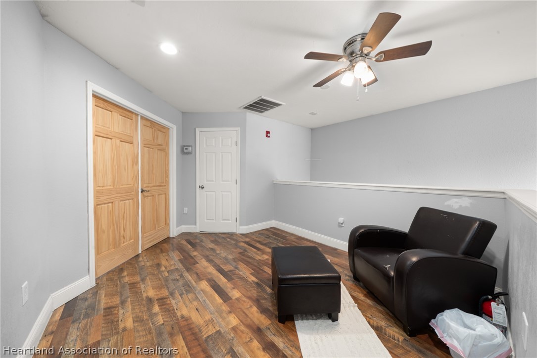 5731 Wolf Lake Road Sebring, FL 33875 - Photo 21 of 45 a living room with furniture and a window
