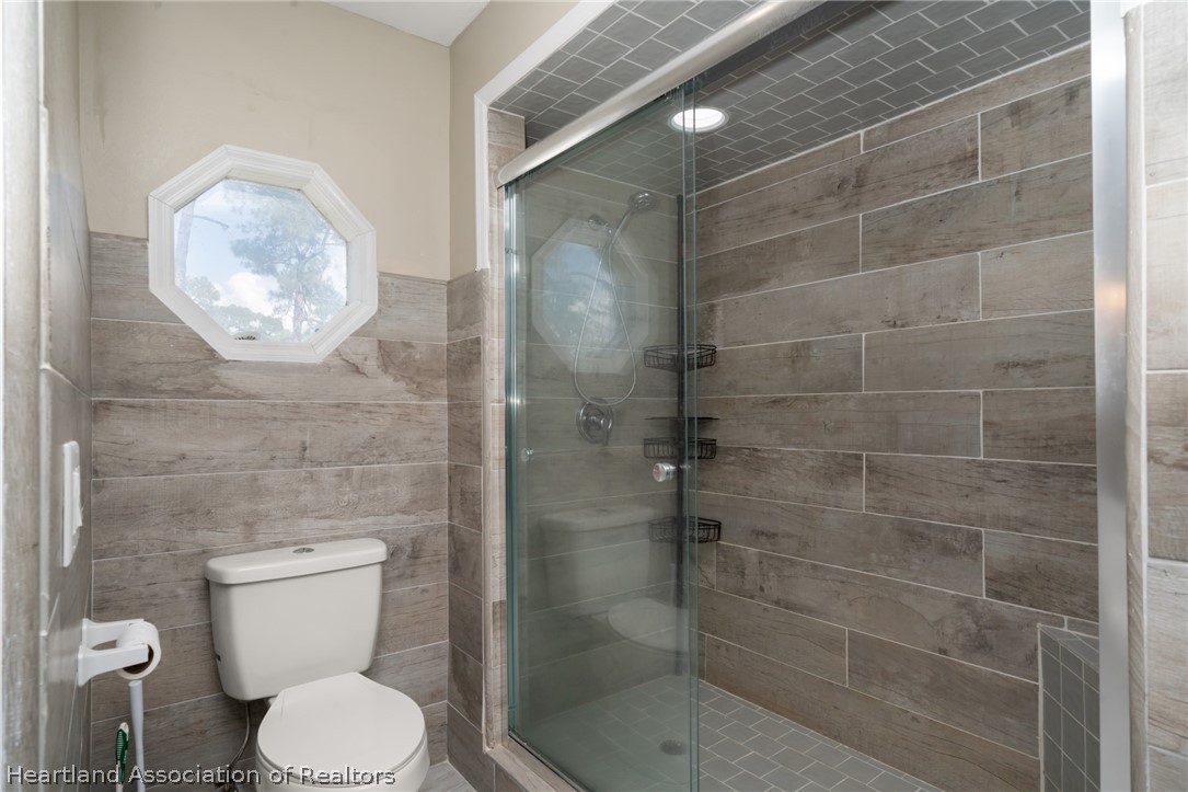 5731 Wolf Lake Road Sebring, FL 33875 - Photo 26 of 45 a bathroom with a toilet and a shower