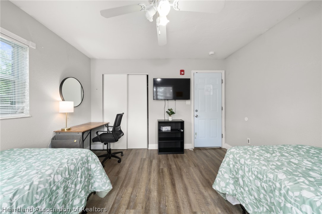 5731 Wolf Lake Road Sebring, FL 33875 - Photo 34 of 45 a bedroom with bed and a flat tv screen on dresser