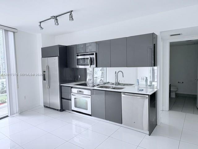 31 Southeast 6th Street, Unit 2001 Miami, FL 33131 - Photo 4 of 10