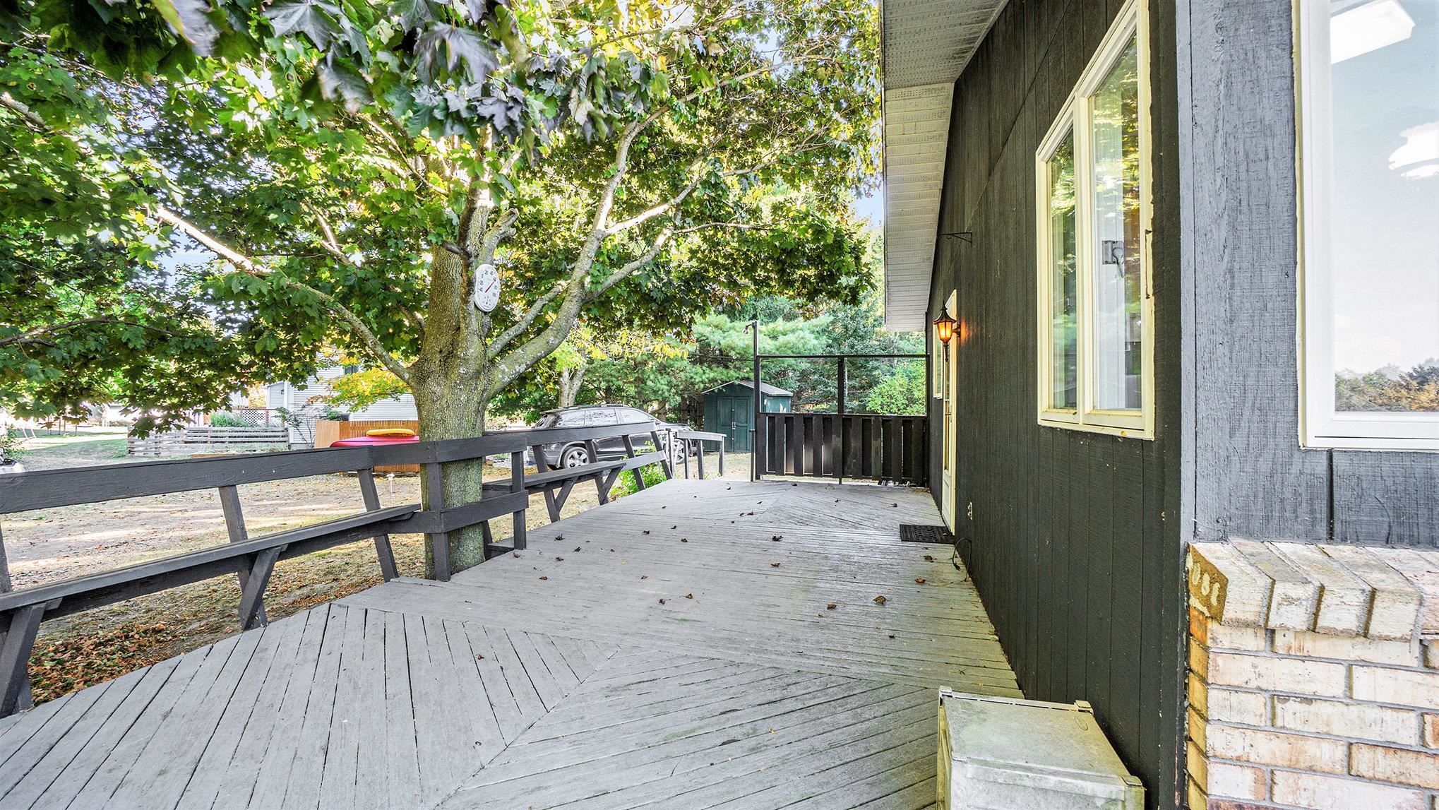1068 Carlisle Road Traverse City, MI 49696 - Photo 3 of 30 1928103-cc216b86-ebbb-447f-b2db-2f290132ab25.JPG