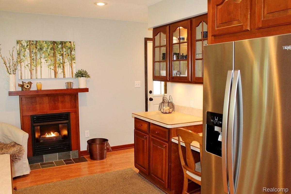 51250 Hanford Road Canton, MI 48187 - Photo 20 of 74 Kitchen Sitting Area w/gas fireplace