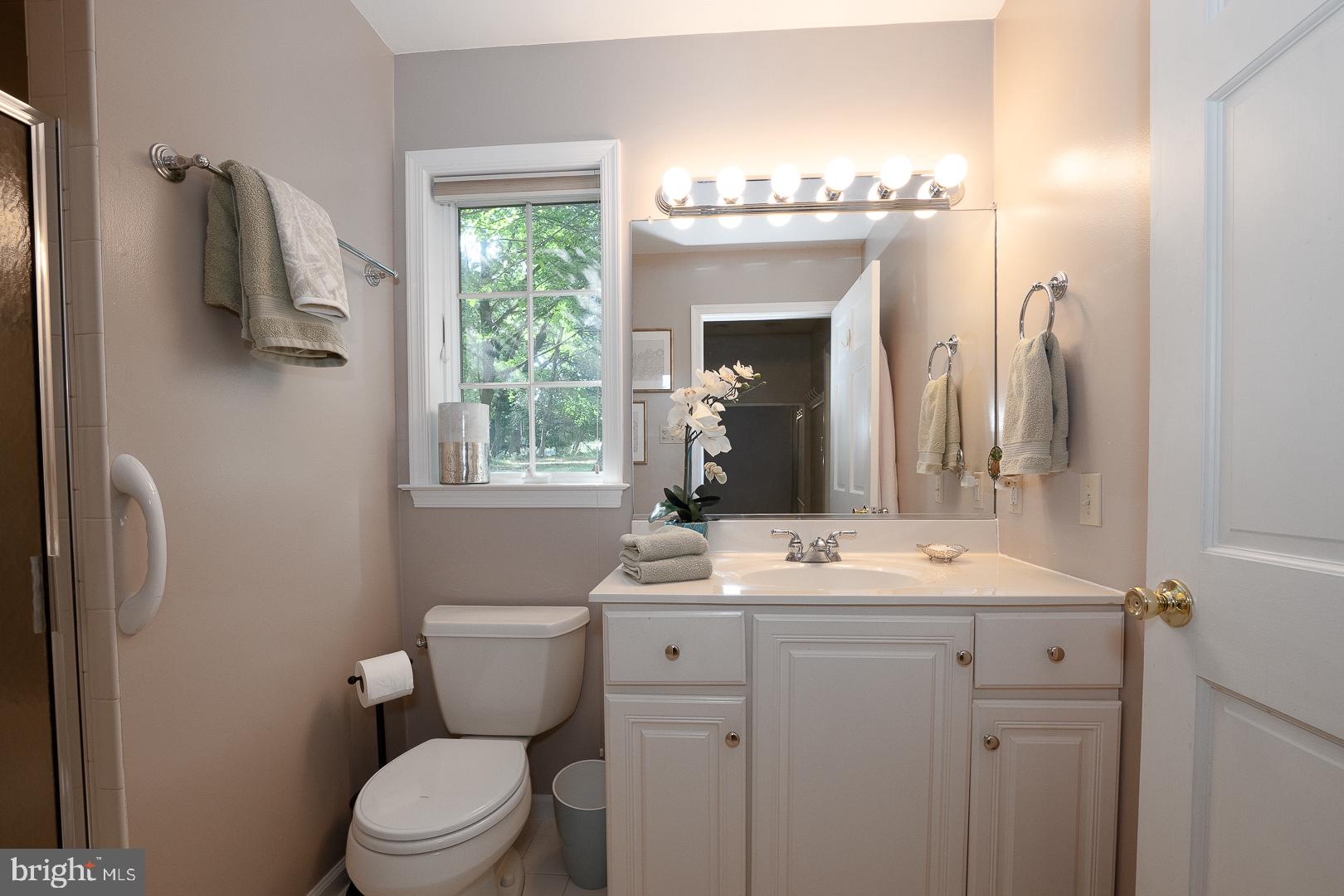 127 Kynlyn Road Wayne, PA 19087 - Photo 27 of 55 En-suite bathroom with walk in shower