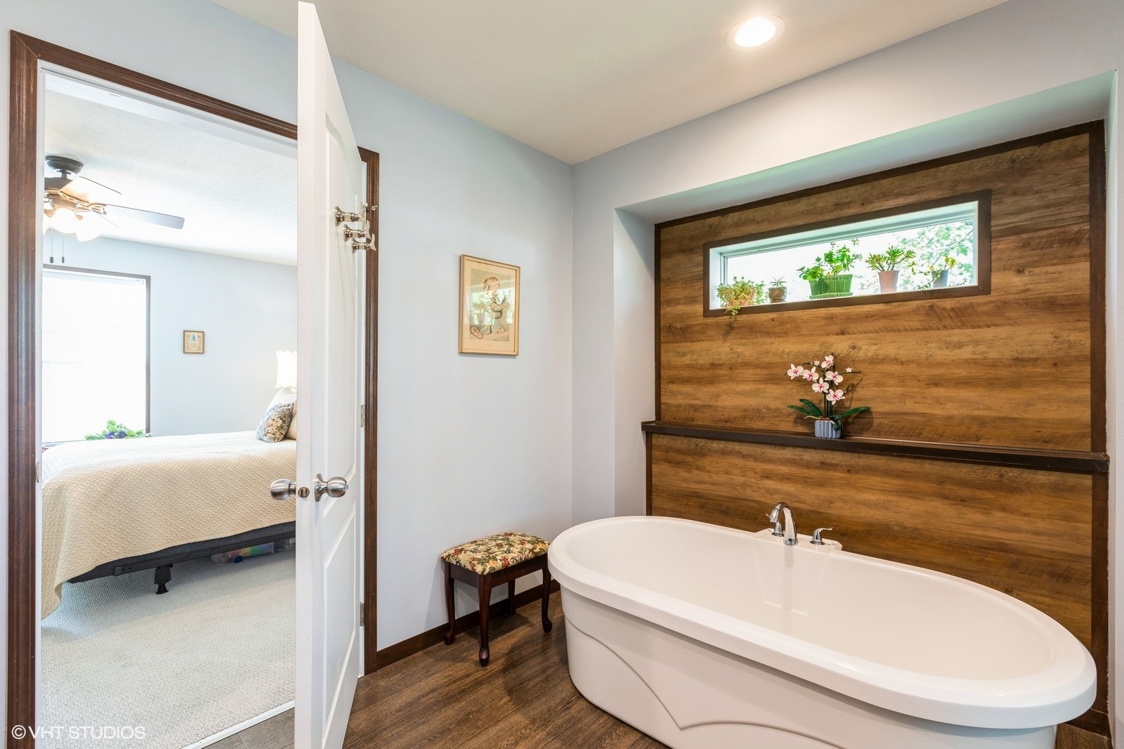 206 Big Peninsula Road Elgin, IL 60123 - Photo 12 of 23 a bathroom with a toilet a sink and bathtub