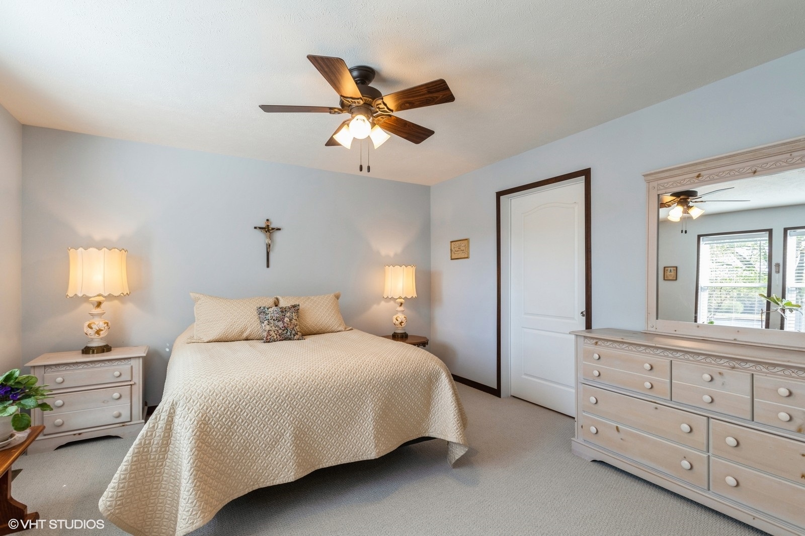 206 Big Peninsula Road Elgin, IL 60123 - Photo 9 of 23 a bedroom with a bed a lamp and a chandelier