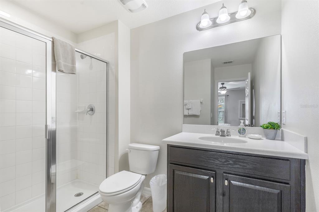 946 Suffolk Place Davenport, FL 33896 - Photo 36 of 41 a bathroom with a sink a toilet and shower