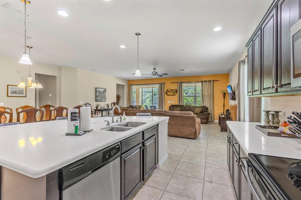 946 Suffolk Place Davenport, FL 33896 - Photo 6 of 41 a kitchen with granite countertop lots of counter top space