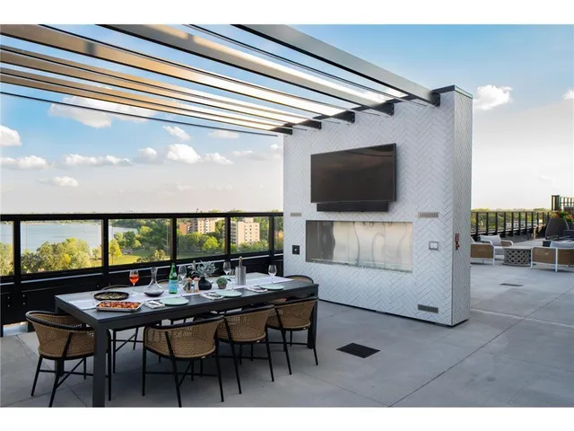 $9,995 | 3012 Excelsior Boulevard, Unit 804, Minneapolis, MN 55416